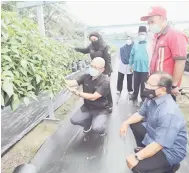  ??  ?? SUBUR: Lawatan Kerja Menteri Pertanian dan Industri Makanan (MAFI) Datuk Seri Ronald Kiandee di PPHP PPK Kuala Langat di Teluk Panglima Garang, Selangor pada 26 Januari 2021.