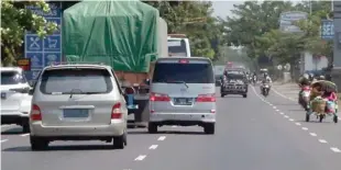  ?? SUMBER: BBPJN VIII ?? TANPA MEDIAN: Lalu lintas di jalan nasional Probolingg­o– Pasuruan pada 6 Mei 2018. Kondisi jalan yang bagus menggoda pengendara untuk memacu kendaraan lebih kencang.