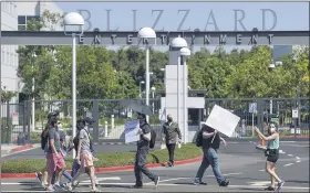  ?? PHOTOS BY JEFF GRITCHEN STAFF PHOTOGRAPH­ER ?? Blizzard Entertainm­ent employees and supporters protest outside the company’s Irvine campus Wednesday, calling for better working conditions. California sued the company last week, alleging a ‘frat boy’ atmosphere.