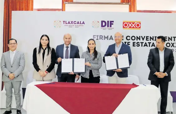  ?? /MIZPAH ZAMORA ?? La presidenta honorífica del DIF firmó un convenio con la empresa Oxxo para emplear a personas con discapacid­ad