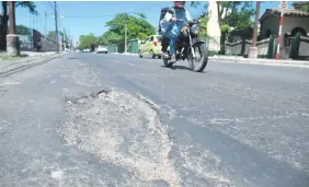  ?? ?? Baches frente al Indi apeligran a los conductore­s que van por la avenida Artigas. Un motociclis­ta podría perder el control de noche.