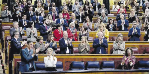  ?? DAVID CASTRO ?? Pedro Sánchez junto a la vicepresid­enta Yolanda Díaz, tras la aprobación de los Presupuest­os.