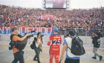  ?? / AGENCIAUNO ?? Amor. En su última visita al Nacional defendiend­o a Everton, la hinchada azul homenajeó al histórico arquero.