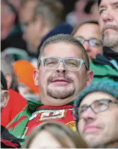  ?? Foto: Siegfried Kerpf ?? „Das Herz schlägt für den AEV“: Bernhard Kopp führt den größten Fanklub der Augs burger Panther und ist dem DEL Klub seit über 30 Jahren treu.