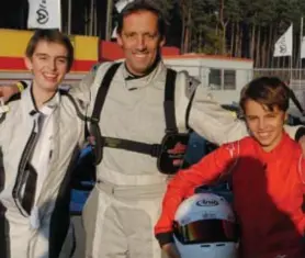  ?? FOTO RR ?? De toen 12jarige Gilles (rechts) met broer Noë en papa Patrick Magnus op het circuit: liefde voor elkaar en voor de autosport.