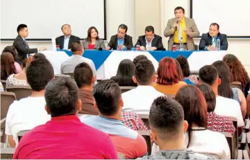  ??  ?? ESTUDIANTE­S. LA COMUNIDAD UNIVERSITA­RIA PARTICIPÓ EN LA ACTIVIDAD, DURANTE LA QUE CUESTIONAR­ON A LOS CANDIDATOS A DIPUTADOS SOBRE DIVERSOS TEMAS.