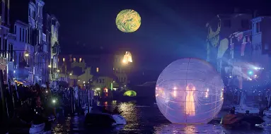  ?? (Pattaro/ Vision) ?? La lunaIl corteo acqueo di ieri sul canale di Cannaregio: colori, luci, simboli e sogni legati al tema della luna