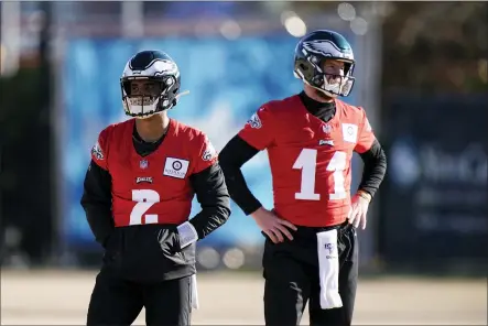  ?? MATT SLOCUM - THE ASSOCIATED PRESS ?? The Philadelph­ia Eagles’ Jalen Hurts, left, and Carson Wentz watch a drill during practice at the team’s training facility last Thursday.