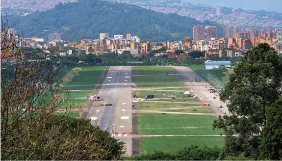  ?? FOTO JAIME PÉREZ ?? Así lucía la pista del aeropuerto Olaya Herrera de Medellín, 26 horas después de la Eucaristía del Papa Francisco.