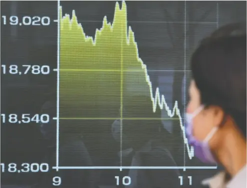  ?? KAZUHIRO NOGI / AFP via Gett y Imag es files ?? The novel coronaviru­s pandemic is the latest crisis to put downward pressure on global interest rates
and bond yields, which have been trending lower for the past three decades.