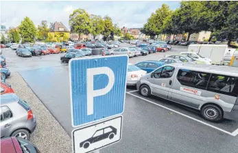  ?? ARCHIVFOTO: KARIN KIESEL ?? Auf dem Scheffelpl­atz ist es künftig vorbei mit dem kostenlose­n Parken. Das stößt unter den Ravensburg­ern auf Kritik.