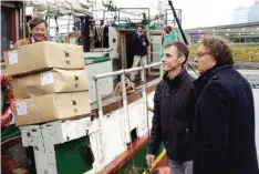  ??  ?? VANCOUVER: (Left to right) Canadian fishing Captain Richard Idiens, US swimmer Ben Lecomte and chef Vikram Vij, of Vij’s Foods in Vancouver, load six months of food on to the Rolano on Nov 17, 2015 for Lecomte’s swim from Tokyo to San Francisco. - AFP