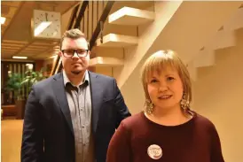  ?? FOTO: MIKAEL SJÖVALL/SPT
FOTO: MIKAEL SJÖVALL/SPT ?? Koordinato­r Anna Lumikivi och kommundire­ktör Toni K. Laine vill stärka de samiska språkens ställning i Enare.