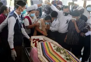  ?? AfP ?? Varias personas fueron al funeral de Mya Thwate Thwate Khaing.