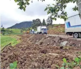  ??  ?? DAñOS. Las lluvias han dejado varios sectores incomunica­dos por algunos días.