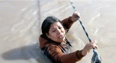  ?? FOTO EFE ?? RUTA. Una migrante cruza por el Río Bravo, en la frontera que divide a México de EE UU.