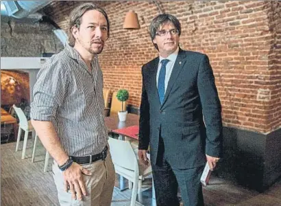  ?? DANI GAGO / EFE ?? Pablo Iglesias y Carles Puigdemont, ayer durante su encuentro informal