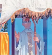 ??  ?? Un templete fue elaborado para instalar la imagen del beato Óscar Romero en el trayecto hacia Ciudad Barrios.