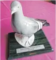  ?? ARCHIVFOTO: MATTHIAS BECKER ?? Der Scheidegge­r Friedenspr­eis: eine Taube aus Porzellan.