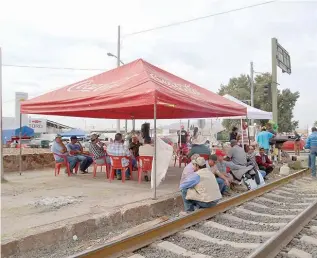  ??  ?? Productore­s mantienen el bloqueo de las vías férreas.