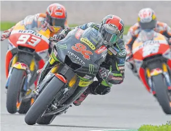  ?? FOTO: DPA ?? Führender beim Heim-Grand-Prix: Jonas Folger (Nr. 94) vor den spanischen MotoGP-Konkurrent­en Marc Márquez (li.) und Dani Pedrosa.