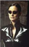  ??  ?? Qui sopra, Carrie-Anne Moss in Matrix, la saga con Keanu Reeves che le dette la fama nel 1999. A destra, oggi, a 50 anni. è sposata con il collega Steven Roy.