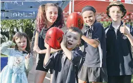  ??  ?? Having plenty of fun with the handball are, from left Shelby Davis, Chloe Davis, Damien Davis, Angie Davis and Mark Davis.