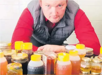  ??  ?? Stéphane Bayen et ses collègues ont recherché la présence de résidus de pesticides et d’antibiotiq­ues dans plusieurs échantillo­ns de miel vendus sur le marché québécois.