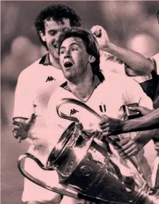  ??  ?? Carlo Ancelotti e Roberto Donadoni con la Coppa Campioni 1989