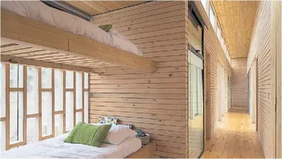  ??  ?? MOBILIARIO.
Realizado totalmente en madera, con algunas piezas que ayudan a sostener la estructura de la vivienda.