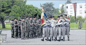  ??  ?? Arrivée du drapeau du régiment