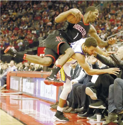 ?? AP FOTO/DAVID J. PHILLIP ?? CONTACT. Curry. Houston Rockets’ Trevor Ariza collides with Golden State Warriors’ Stephen