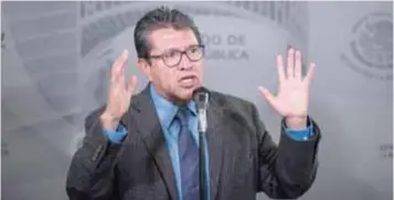  ?? | CUARTOSCUR­O ?? El coordinado­r parlamenta­rio de Morena detalló que el sueldo de un senador será entre 103 y 105 mil pesos.