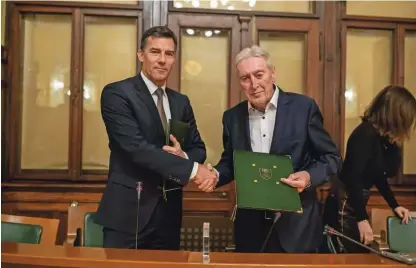  ?? Foto Voranc Vogel ?? Samo Logar in Aleš Čerin sta včeraj podpisala koalicijsk­i sporazum med Gibanjem Svoboda in Listo Zorana Jankovića.