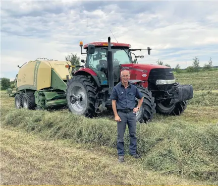  ??  ?? Mario Théberge, le président de l’UPA du Saguenay–Lac-Saint-Jean, effectuait sa première coupe de foin le 16 juillet à Normandin, un foin de moindre qualité qui ne servira qu’aux taures et aux vaches taries.