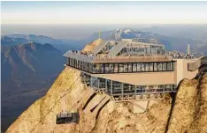  ??  ?? So soll die neue Bergstatio­n an der Zugspitze inklusive Panorama Restaurant aus sehen.