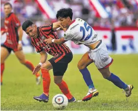  ?? ?? Lucha. El esfuerzo defensivo se impuso a los delanteros en el partido.