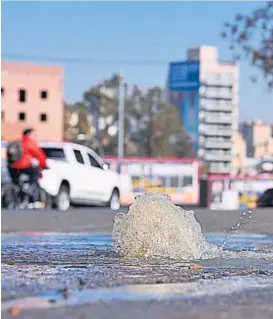  ?? (LA VOZ / ARCHIVO) ?? Desbordes. Taponamien­tos cloacales en calles de la ciudad.