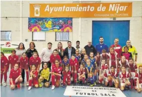  ?? ?? BASES FEMENINAS con el equipo organizado­r de la concentrac­ión y los concejales del Ayuntamien­to de Níjar en una jornada especial.