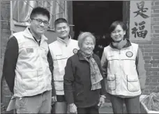  ?? PROVIDED TO CHINA DAILY ?? Entreprene­ur Huang Hongchuan (left) visits local villagers with his Leo Club staff members in Xinyi, Guangdong province.