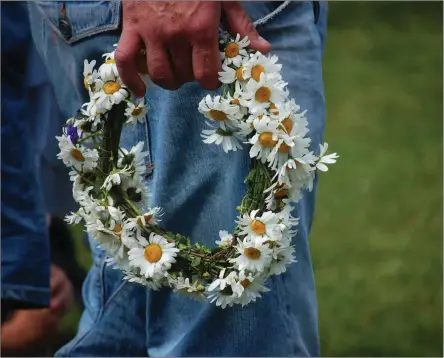  ?? FOTO: MOSTPHOTOS ?? Bara för att du firar midsommar i stan behöver du inte vara utan krans – i Brunnspark­en ordnas kransbindn­ing på midsommara­fton.