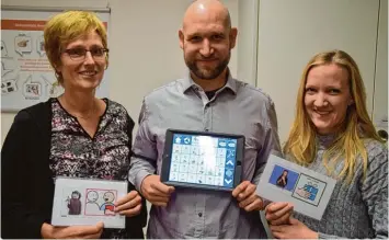  ??  ?? Wortkärtch­en oder Tablet? Karin Haag, Jan Kauth und Bettina Fischer (von links) suchen nach den passenden Hilfsmitte­ln für ihre Klienten.