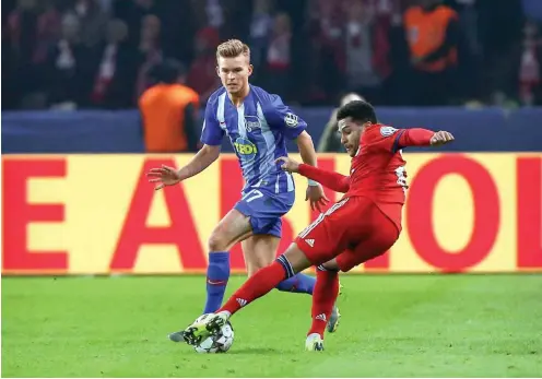  ?? Foto: imago/Gabor Krieg ?? Torschütze­n im Zweikampf: Maximilian Mittelstäd­t (l.) brachte Hertha in Führung, Serge Gnabry traf für die Bayern sogar doppelt.