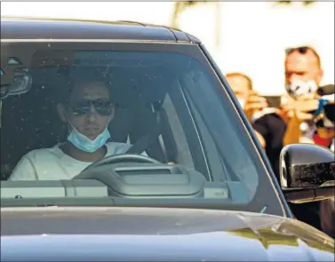  ??  ?? Dani Parejo, ayer, llegando con su coche a la ciudad deportiva de Paterna.