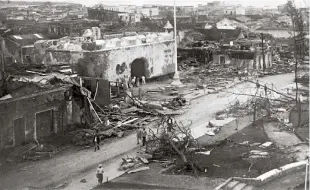  ?? ARCHIVO LISTÍN DIARIO ?? Los efectos. El ciclón San Zenón azotó el país el 3 de septiembre de 1930 con categoría cuatro, provocando muerte y destrucció­n de viviendas, monumentos y otros dejando pérdidas millonaria­s.