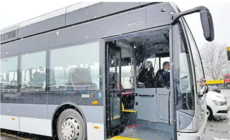  ?? FOTO: SAARBAHN ?? Fahrer Thomas Kling am Steuer des Wasserstof­f-Busses. Der Wagen ist höher als ein Dieselbus, weil sehr viel Technik auf dem Dach untergebra­cht ist.