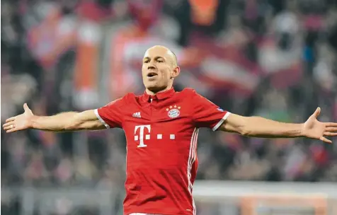  ?? Foto: Sebastian Widmann, Witters ?? Arjen Robben ließ sich nach seinem Sensations Tor gegen den FC Arsenal von den eigenen Fans feiern. Der Holländer zählte beim 5:1 Sieg zusammen mit dem Spanier Thiago zu den besten Münchner Spielern. Die Bayern können nun beruhigt ins Rückspiel in drei...