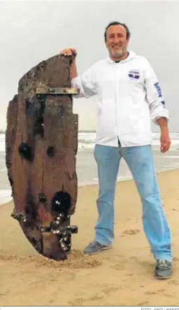  ?? FOTOS: JORDI LANDERO ?? El investigad­or isleño con el timón encontrado en la playa.