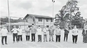  ??  ?? KEMUDAHAN RAKYAT: Dr Abdul Rahman (lima kiri) melihat pembinaan gelanggang futsal di Kampung Batu Bakarang, Limbang semalam.