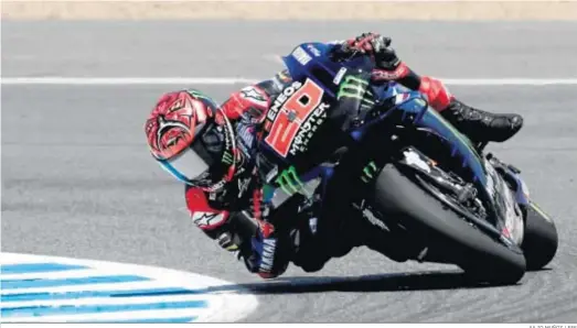  ?? JULIO MUÑOZ / EFE ?? Fabio Quartararo toma una curva a la derecha durante la clasificac­ión en el circuito de Jerez.